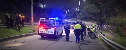 Dos policías resultaron heridos en medio de una persecución en Chapinero Dos uniformados quedaron gravemente heridos tras caer de su motocicleta en medio de una persecución a dos presuntos ladrones. Uno de los delincuentes les habría robado su arma de dotación.
