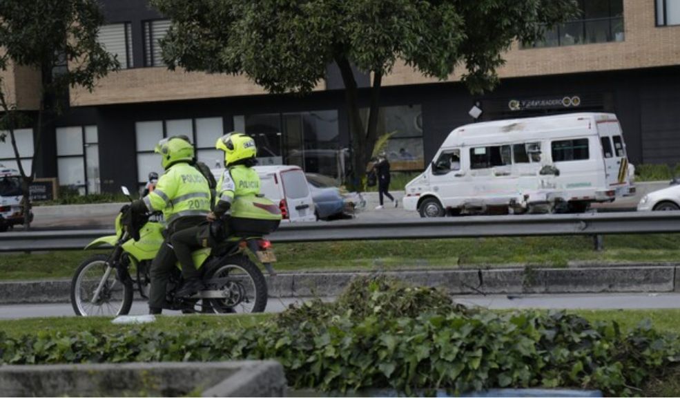 Dos policías resultaron heridos en medio de una persecución en Chapinero Dos uniformados quedaron gravemente heridos tras caer de su motocicleta en medio de una persecución a dos presuntos ladrones. Uno de los delincuentes les habría robado su arma de dotación.