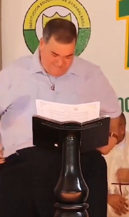 EN VIDEO: A alcalde se le cayeron los pantalones mientras daba un discurso El mandatario estaba en la conmemoración de los 109 años del municipio cuando sus pantalones terminaron en el piso.
