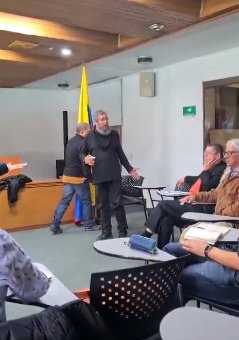 EN VIDEO: Denuncian agresión verbal y amenazas de un profesor de la U. Nacional a otra docente En video quedó registrado el violento comportamiento de un profesor de la Universidad Nacional hacia otra docente de la misma institución.
