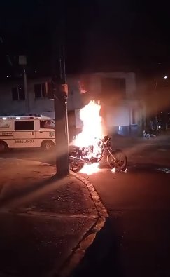 EN VIDEO: Ladrones se accidentaron contra un bus y tras su huida les quemaron la moto Según la versión proporcionada por la Policía, los individuos a bordo de la motocicleta habrían perpetrado un hurto y estaban escapando a toda velocidad. Sin embargo, su fuga se vio abruptamente interrumpida al chocar contra un autobús, momento en el que decidieron continuar la huida a pie.