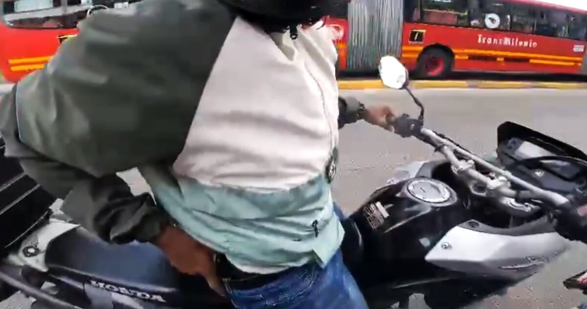 EN VIDEO: Motociclista amenazó a conductor con un arma porque lo adelantó en la vía 1 EN VIDEO: Motociclista amenazó a conductor con un arma porque lo adelantó en la vía Un nuevo caso de intolerancia salió a la luz recientemente. Se trata de un video que muestra el momento en el que un motociclista exhibe un arma de fuego a otro conductor, aparentemente por haberlo adelantado. El incidente ocurrió mientras ambos se desplazaban por la Av. Caracas.