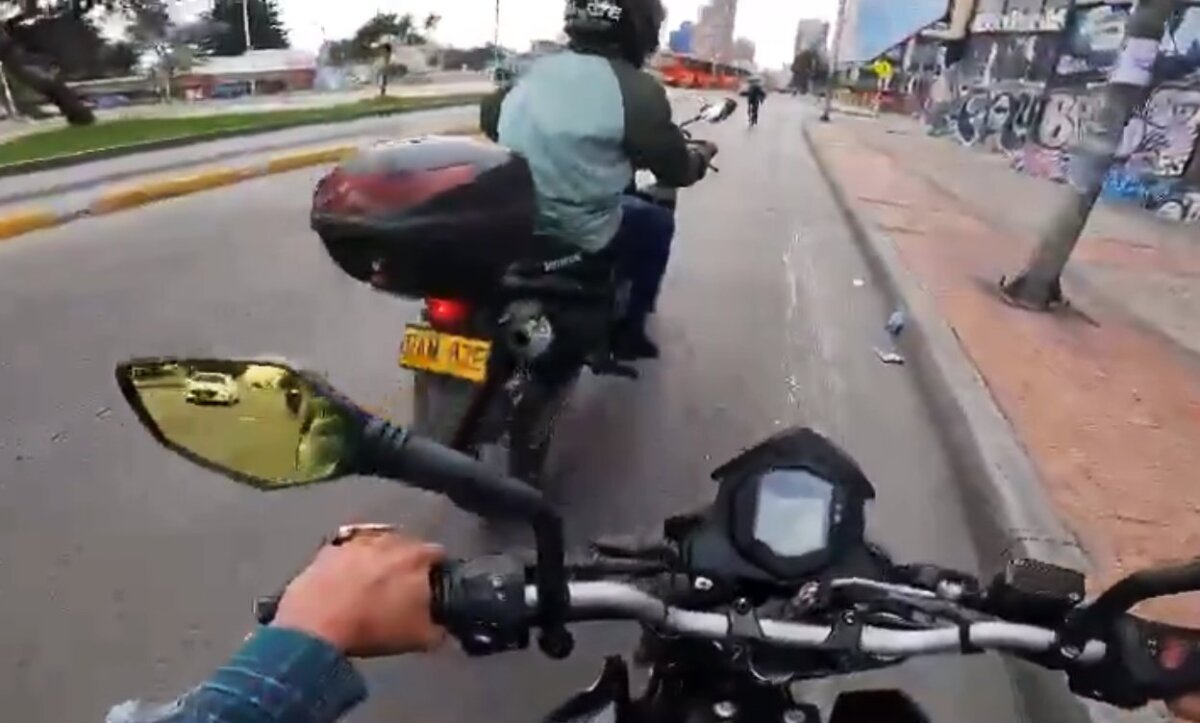 EN VIDEO: Motociclista amenazó a conductor con un arma porque lo adelantó en la vía 2 EN VIDEO: Motociclista amenazó a conductor con un arma porque lo adelantó en la vía Un nuevo caso de intolerancia salió a la luz recientemente. Se trata de un video que muestra el momento en el que un motociclista exhibe un arma de fuego a otro conductor, aparentemente por haberlo adelantado. El incidente ocurrió mientras ambos se desplazaban por la Av. Caracas.