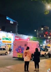 EN VIDEO: Policía de Tránsito se llevó el 'makinón' de Karol G para los patios El vehículo en el que venden los productos oficiales de Karol G no tenía los papeles al día y estaba parqueado en zona prohibida.