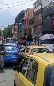 EN VIDEO: Taxista y conductor se dieron tremenda golpiza tras un choque Luego de chocar levemente, el conductor de un carro particular y un taxista se fueron a los golpes y armaron toda una escena en una calle de Usaquén. En uno de los vehículos involucrados iba un bebé a bordo.