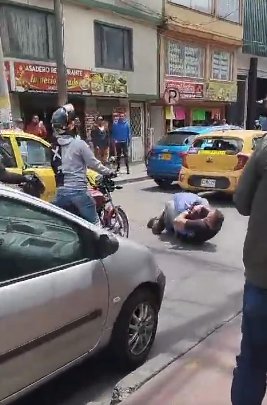 EN VIDEO: Taxista y conductor se dieron tremenda golpiza tras un choque Luego de chocar levemente, el conductor de un carro particular y un taxista se fueron a los golpes y armaron toda una escena en una calle de Usaquén. En uno de los vehículos involucrados iba un bebé a bordo.