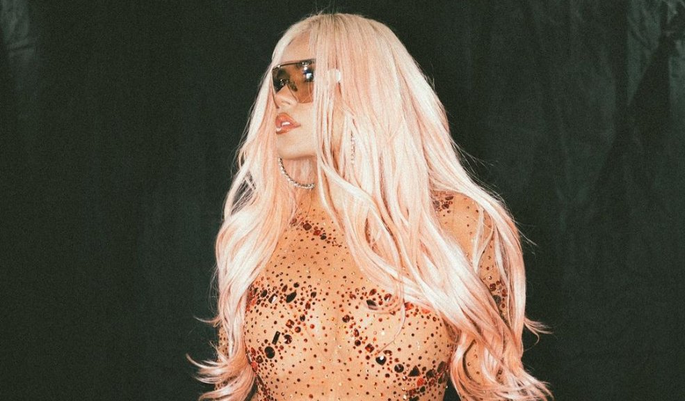 El concierto de Karol G dejó marcado al estadio El Campín Karol G estuvo de concierto el pasado 5 y 6 de abril en el Estadio El Campín. Después de que quitaran las tarimas, la cancha quedó marcada, generando polémica.