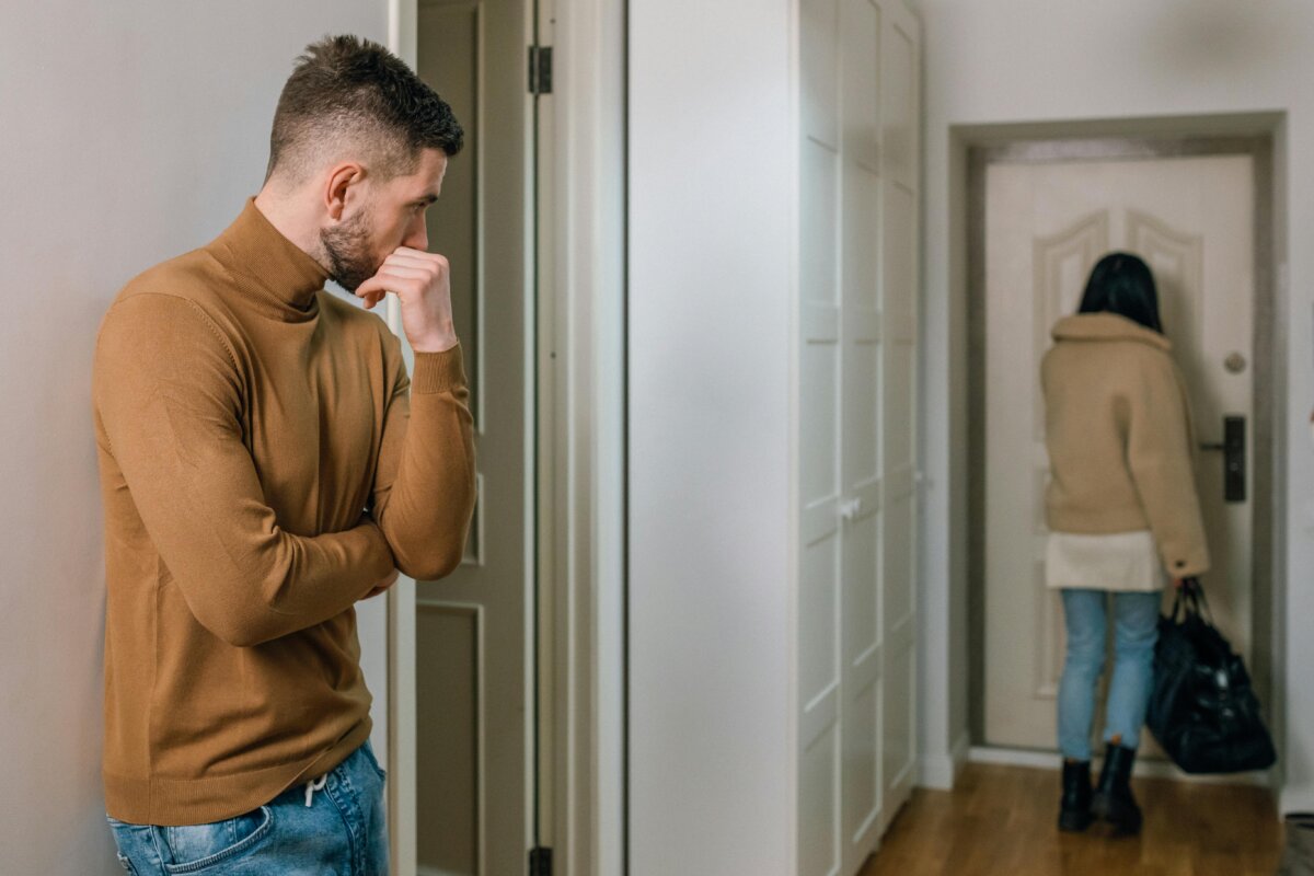 El consumo de drogas seguirá en la lista de causales de divorcio en Colombia La Corte Constitucional decidió que, entre las causales de divorcio que aparecen en el Código Civil, el consumo de sustancias alucinógenas o estupefacientes seguirá siendo un motivo por el que las parejas casadas pueden disolverse.