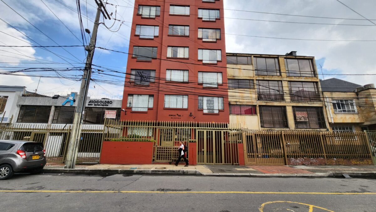 Él era Ronald, el hombre que fue asfixiado en apartamento de Galerías 2 Él era Ronald, el hombre que fue asfixiado en apartamento de Galerías Ronald Saray, enfermero de profesión, fue hallado sin vida y con aparentes signos de tortura en el interior de un apartamento ubicado en el sector de Galerías (Teusaquillo). Q'HUBO conoció los detalles de este atroz crimen.