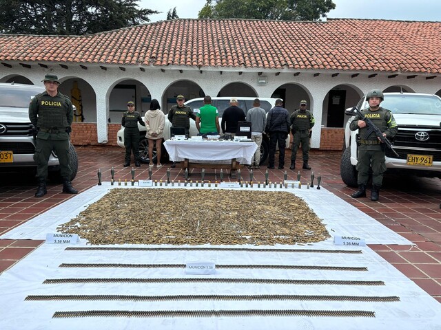 Él es alias 'Zeus’, el temido exmilitar que se fugó con otros presos de una estación de Policía 1 Él es alias 'Zeus’, el temido exmilitar que se fugó con otros presos de una estación de Policía Los 17 detenidos, entre ellos alias 'Zeus', habrían aprovechado un descuido de los uniformados de turno para huir de las instalaciones policiales. Las autoridades activaron un plan candado para ubicar y recapturar a estas personas.