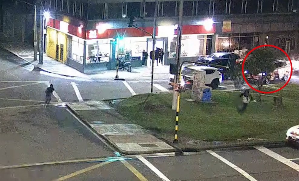 Él sería el influencer que fue víctima de un intento de robo y secuestro en Galerías 1 Él sería el influencer que fue víctima de un intento de robo y secuestro en Galerías Recientemente, la Policía de Bogotá informó la captura de un sujeto que intentó secuestrar y robar a un reconocido influencer en la capital. El operativo desató una balacera.