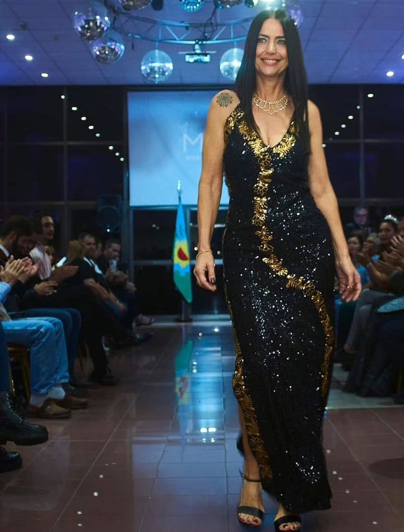 Ella es la mujer de 60 años que competirá en Miss Universo Argentina 2 Ella es la mujer de 60 años que competirá en Miss Universo Argentina Rompiendo paradigmas se coronó Alejandra Rodríguez como Miss Universo Buenos Aires, y ahora que le da la vuelta al mundo por su edad, espera gana el Miss Universo Argentina.