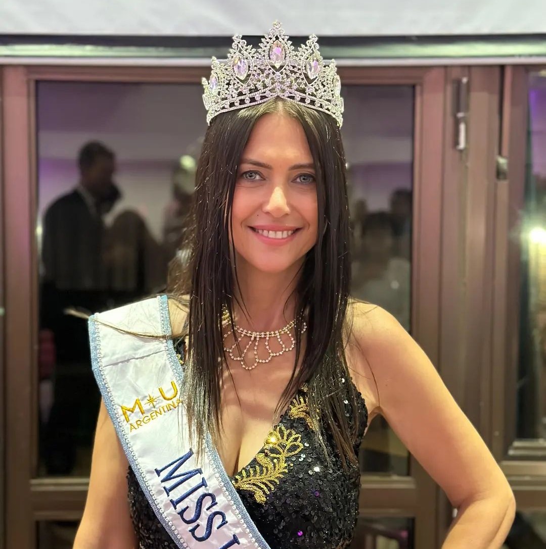 Ella es la mujer de 60 años que competirá en Miss Universo Argentina 1 Ella es la mujer de 60 años que competirá en Miss Universo Argentina Rompiendo paradigmas se coronó Alejandra Rodríguez como Miss Universo Buenos Aires, y ahora que le da la vuelta al mundo por su edad, espera gana el Miss Universo Argentina.
