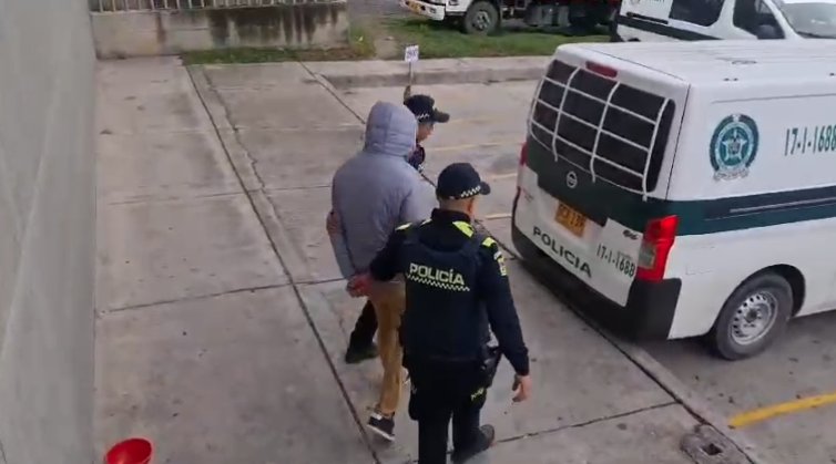 Encuentran 34 kilos de marihuana en parqueadero de Ciudad Bolívar 1 Encuentran 34 kilos de marihuana en parqueadero de Ciudad Bolívar La droga sería comercializada en diferentes zonas de Bogotá.
