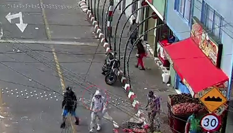 Envían a la cárcel a hombre que habría apuñalado a una mujer embarazada en Rafael Uribe Uribe Un hombre que estaba siendo buscando por las autoridades debido a que es señalado de atacar con arma blanca a su pareja sentimental, fue capturado y enviado a la cárcel.
