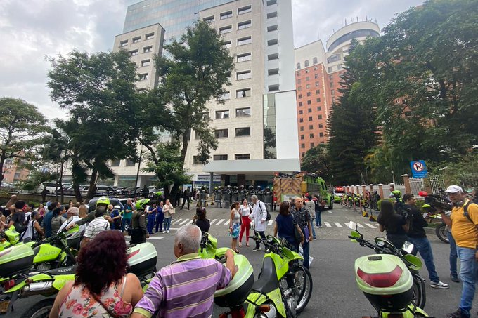 Se conoce escrito del asesino de urólogo en el que revela por qué cometió el crimen 1 Se conoce escrito del asesino de urólogo en el que revela por qué cometió el crimen En un escrito de 362 páginas, el paciente de la Clínica Medellín confesó por qué quería asesinar al urólogo Juan Guillermo Aristizábal. Además, contó duros detalles de su vida.