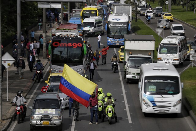 Extienden temporalmente convenio de buses intermunicipales entre Bogotá y Soacha El Ministerio de Transporte anunció la prórroga por 12 meses del convenio interadministrativo que mantiene las condiciones para la operación del transporte público de pasajeros por carretera, colectivo e individual en el corredor Soacha–Bogotá–Soacha.