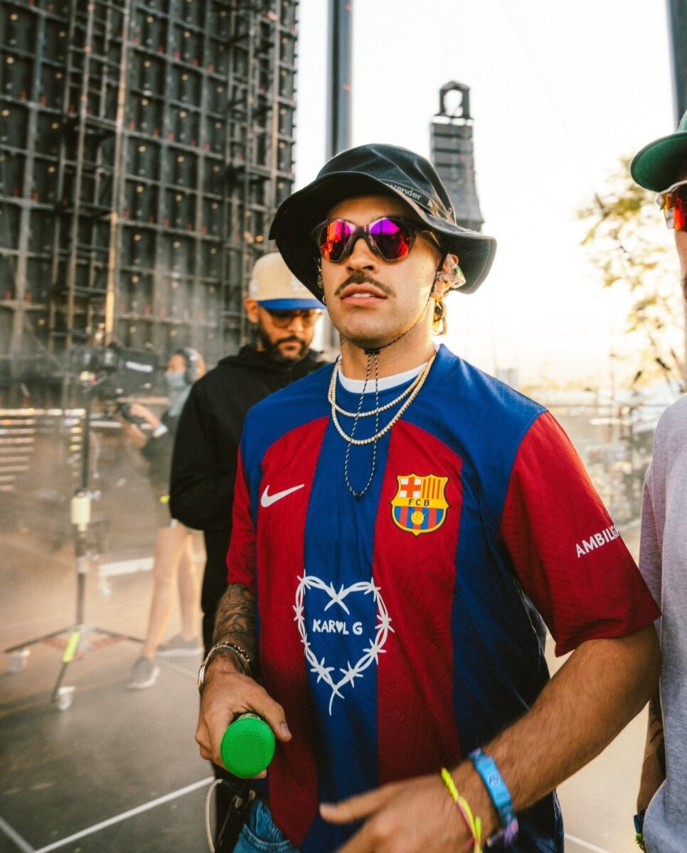 Feid se apareció en Coachella con camiseta especial del Barcelona y Karol G Feid llegó al festival para cantar una de las canciones junto al rapero Blxst.