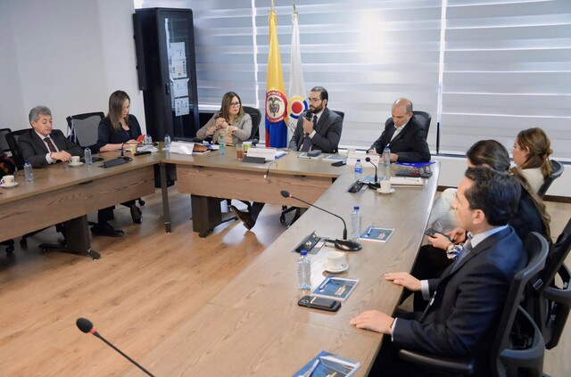 Fiscalía investigará presuntos desvíos en recursos de salud por parte de las EPS La reunión sostenida este lunes luego del informe de la Contraloría General de la República sobre las billonarias pérdidas en varias EPS del país arrojó su primer resultado: la Fiscalía General de la Nación abrió una indagación preliminar.