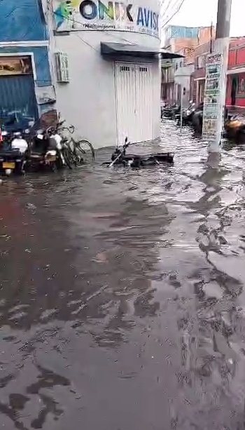 Fuertes lluvias ocasionan graves inundaciones en Bogotá Durante la tarde de este lunes se registraron fuertes lluvias en la capital, lo que provocó inundaciones en varias vías.