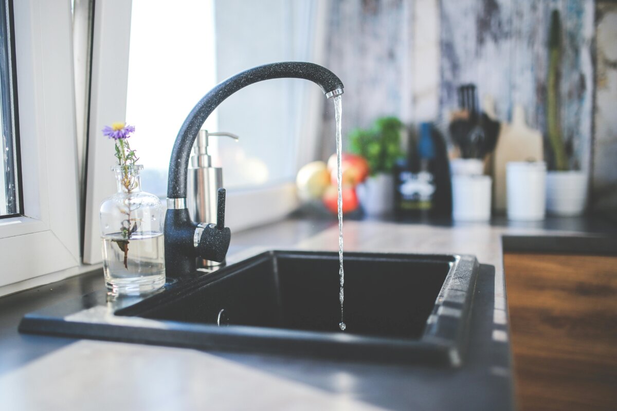 Gobierno hace campaña en redes para reducir consumo de agua y energía El Gobierno lanzó este martes una campaña en sus redes sociales para incentivar el ahorro de energía y agua, ante el riesgo de un eventual racionamiento generalizado, por cuenta de los estragos causados por el fenómeno de El Niño, en particular por la reducción de los niveles de los embalses.