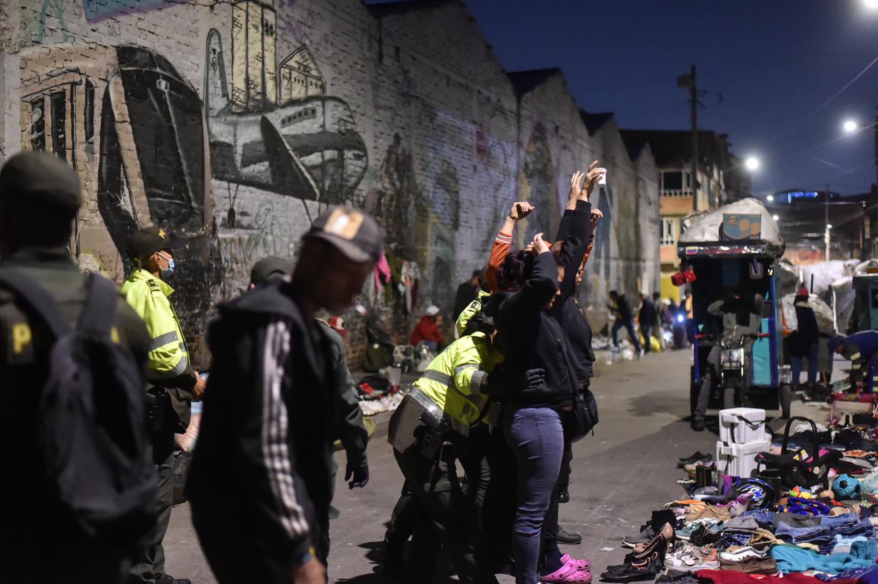 Gran operativo contra la extorsión y microtráfico en Kennedy 2 Gran operativo contra la extorsión y microtráfico en Kennedy El megaoperativo se ha estado adelantando en los barrios María Paz y El Amparo en Kennedy.