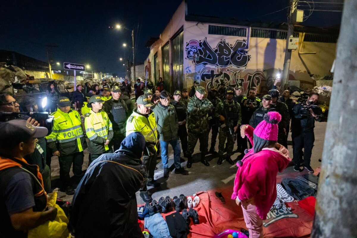 Gran operativo contra la extorsión y microtráfico en Kennedy 1 Gran operativo contra la extorsión y microtráfico en Kennedy El megaoperativo se ha estado adelantando en los barrios María Paz y El Amparo en Kennedy.