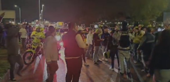 Gremio de taxistas y motociclistas acordaron no bloquear vías en Bogotá 1 Gremio de taxistas y motociclistas acordaron no bloquear vías en Bogotá Tras las recientes manifestaciones sobre la Avenida El Dorado, los gremios de taxistas, conductores de aplicación y motociclistas, en una reunión con el Distrito, se comprometieron a no bloquear las vías.