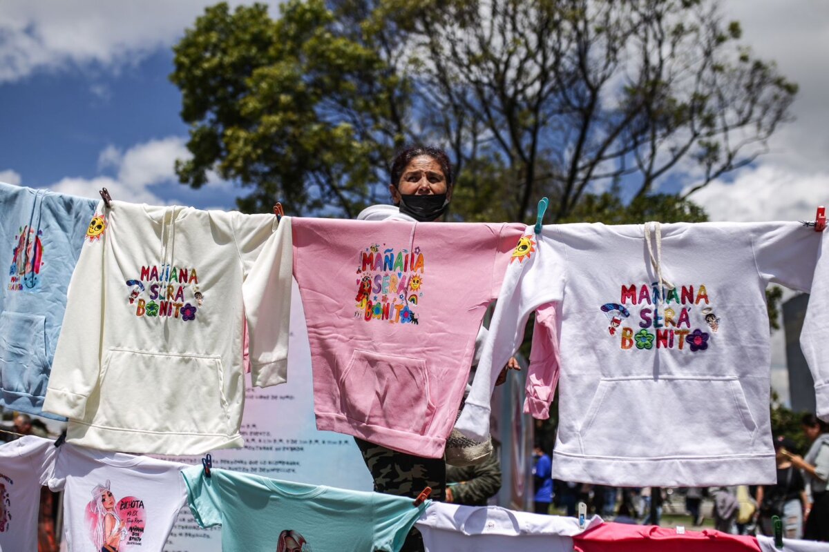 Habilitan stand para denuncias de violencia de género en concierto de Karol G 1 Habilitan stand para denuncias de violencia de género en concierto de Karol G En medio de la fiesta que se ha generado en los alrededores del estadio El Campín de Bogotá, a la espera de los dos conciertos de Karol G este fin de semana, entre la venta de todo tipo de objetos relacionados con 'La Bichota', también hay espacio para la prevención sobre la violencia contra las mujeres.