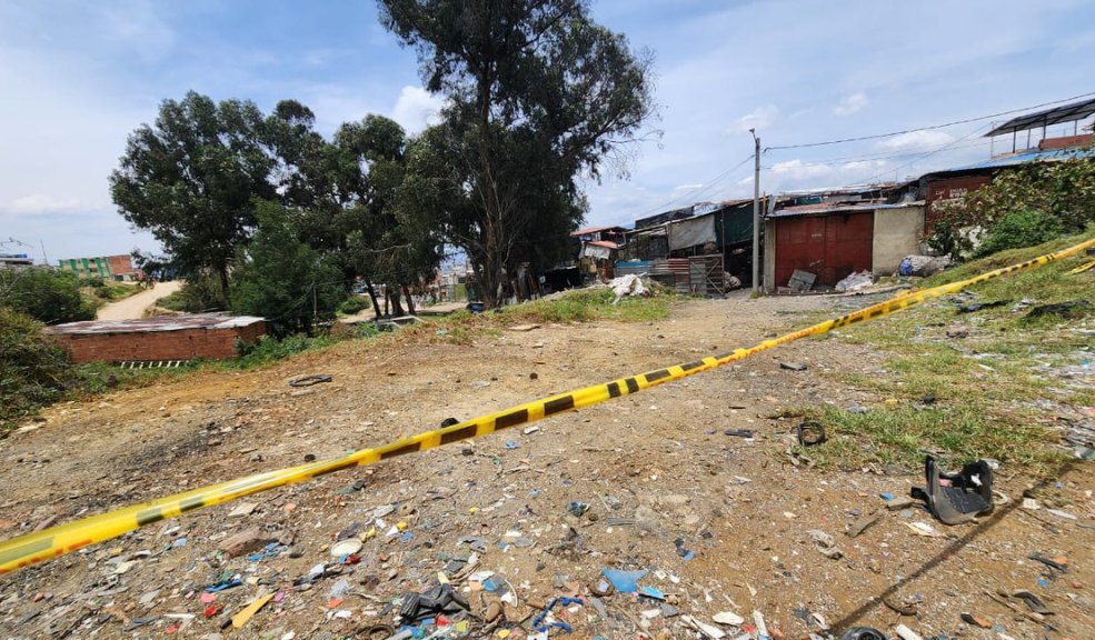 Hallan a dos mujeres sin vida y con signos de violencia en Ciudad Bolívar 2 Hallan a dos mujeres sin vida y con signos de violencia en Ciudad Bolívar Con los primeros rayos del sol, los trabajadores que iniciaron su día laboral este martes en unos centros de acopio de reciclaje en Ciudad Bolívar se llevaron la aterradora sorpresa de ver los cadáveres de dos mujeres a su suerte.