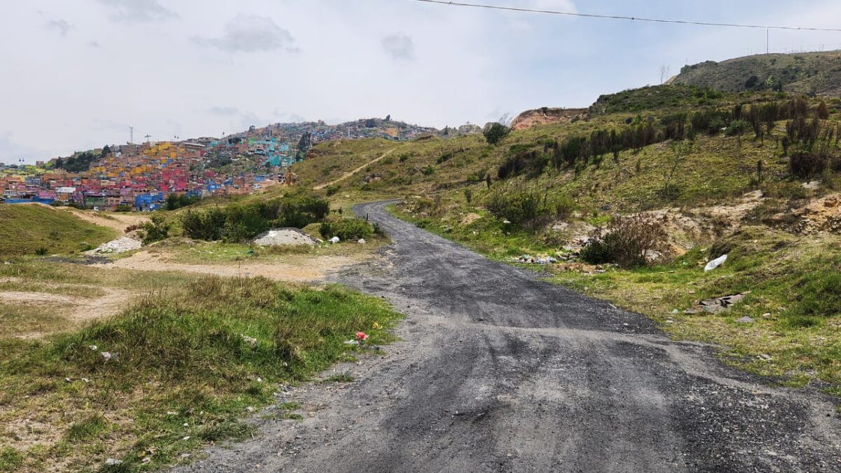 Hallan a dos mujeres sin vida y con signos de violencia en Ciudad Bolívar 1 Hallan a dos mujeres sin vida y con signos de violencia en Ciudad Bolívar Con los primeros rayos del sol, los trabajadores que iniciaron su día laboral este martes en unos centros de acopio de reciclaje en Ciudad Bolívar se llevaron la aterradora sorpresa de ver los cadáveres de dos mujeres a su suerte.