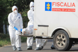 Nueva masacre deja tres muertos, incluyendo a un menor Una nueva masacre se registró antes de la madrugada de este sábado 20 de abril en el barrio Villanueva de Barranquilla, donde dos hombres y un menor de edad murieron como consecuencias de las balas que les propinaron sicarios.
