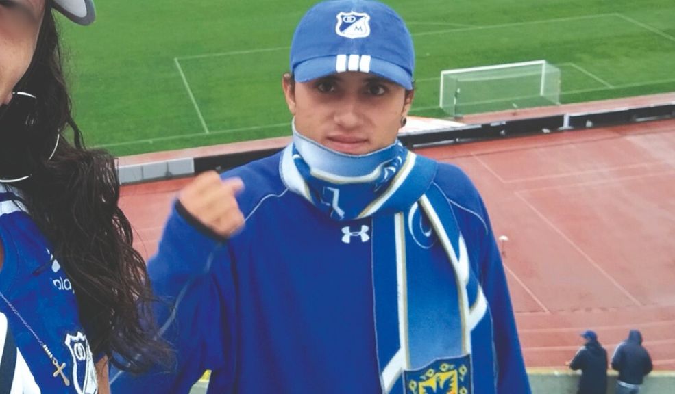 Hincha de Millonarios fue vilmente asesinado en Chile Luis Cossio, fiel amante de Millonarios, habría sido asesinado por connacionales, quienes eran hinchas de Santa Fe. Q'HUBO conoció los detalles de este doloroso crimen perpetrado en Chile.