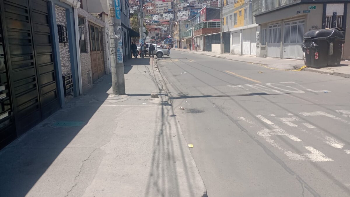 Hombre fue asesinado al frente de su casa en Rafael Uribe 1 Hombre fue asesinado al frente de su casa en Rafael Uribe El joven de 28 años fue asesinado en el barrio Quiroga, de la localidad de Rafael Uribe.