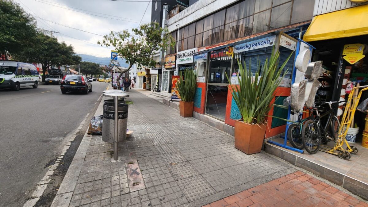 Hombre fue baleado mientras veía un partido de fútbol en Usaquén Un crimen de sangre se perpetró en horas de la noche de este miércoles en la localidad de Usaquén, al norte de la capital. El terrible suceso cobró la vida de Juan Heroel Carmona Ovalle, un hombre que se encontraba departiendo con otras personas en una cigarrería.