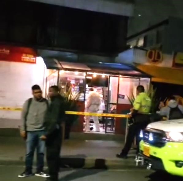 Hombre fue baleado mientras veía un partido de fútbol en Usaquén 1 Hombre fue baleado mientras veía un partido de fútbol en Usaquén Un crimen de sangre se perpetró en horas de la noche de este miércoles en la localidad de Usaquén, al norte de la capital. El terrible suceso cobró la vida de Juan Heroel Carmona Ovalle, un hombre que se encontraba departiendo con otras personas en una cigarrería.
