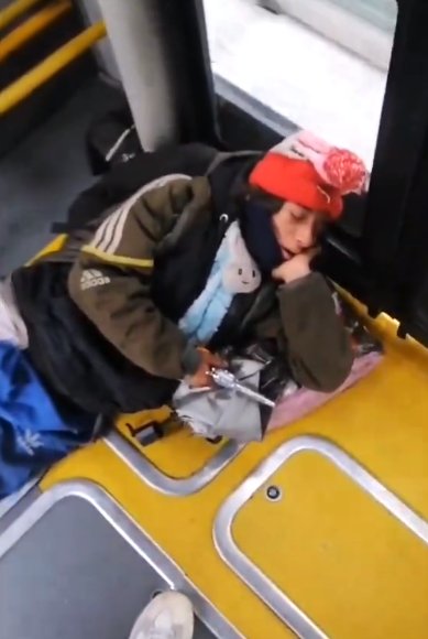 Hombre se quedó dormido con un arma en TransMilenio Un usuario grabó a un hombre que se encontraba durmiendo en un bus de TransMilenio con un arma.