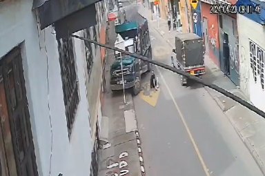 Impactante video en el que hombre se le lanza a una volqueta en Bosa El hombre se salvó de milagro de morir arrollado por la volqueta.