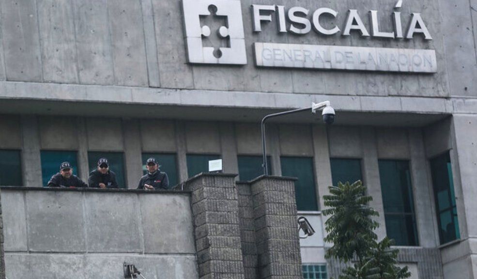 Imputan a general retirado del Ejército por abuso sexual a subalterna 1 Imputan a general retirado del Ejército por abuso sexual a subalterna Ante un juez de control de garantías fue presentado el general en retiro del Ejército Mario Alfredo González Lamprea, señalado del delito de acto sexual violento contra una de sus subalternas.