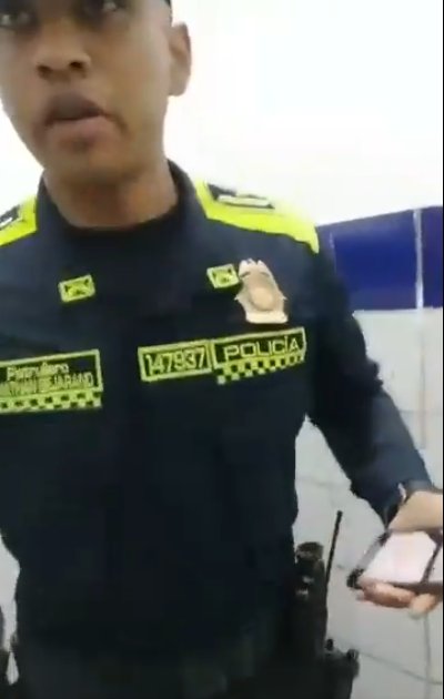 Indignación por policía que no dejó entrar al baño a conductor de TransMilenio 1 Indignación por policía que no dejó entrar al baño a conductor de TransMilenio A través de las redes sociales se dio a conocer un hecho que ha causado gran indignación: un video que muestra el momento en que un policía le niega la entrada al baño a un conductor de TransMilenio dentro de uno de los portales del sistema.