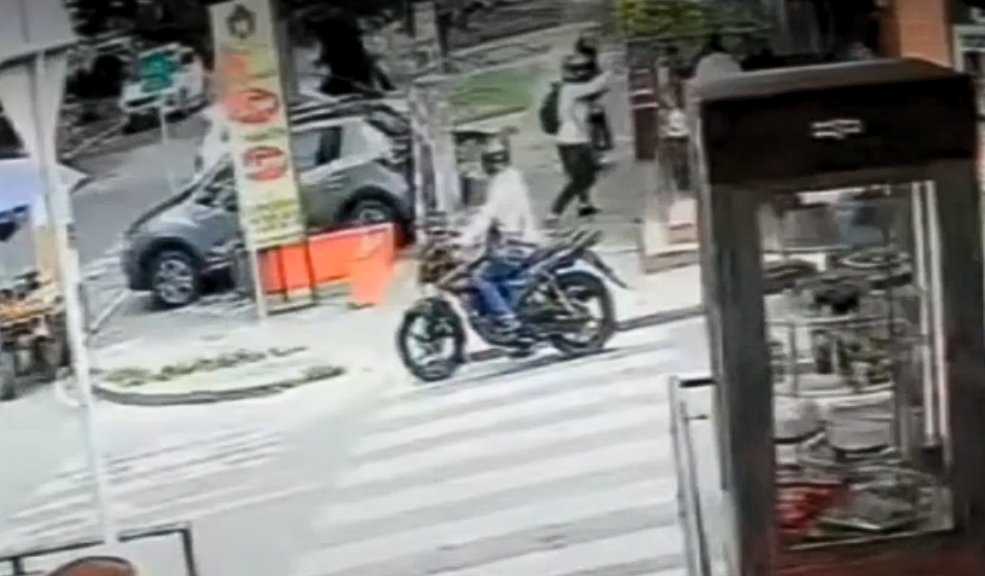 Intento de robo a restaurante deja un presunto ladrón muerto y otro herido 8 Intento de robo a restaurante deja un presunto ladrón muerto y otro herido Los delincuentes se movilizaban en 2 motocicletas; uno de ellos alcanzó a escapar.