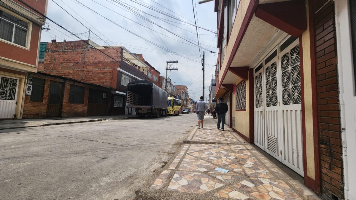 Intolerancia cobró la vida de Róbinson en Bosa 1 Intolerancia cobró la vida de Róbinson en Bosa El hombre de 43 años sostuvo una acalorada discusión en una calle de Bosa con un vecino, quien de manera infame le propinó una herida en el corazón. El responsable fue capturado.