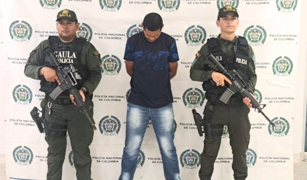 Judicializan a sujeto que estaría involucrado en el secuestro de los papás de Luis Díaz La Fiscalía presentó ante un juez de control de garantías a Yerdinson Bolívar, alias 'Arenca', como posible responsable del secuestro de Luis Manuel Díaz y Cilenis Marulanda, padres del futbolista Luis Díaz, el cual ocurrió el 28 de octubre de 2023, en Barrancas (La Guajira).