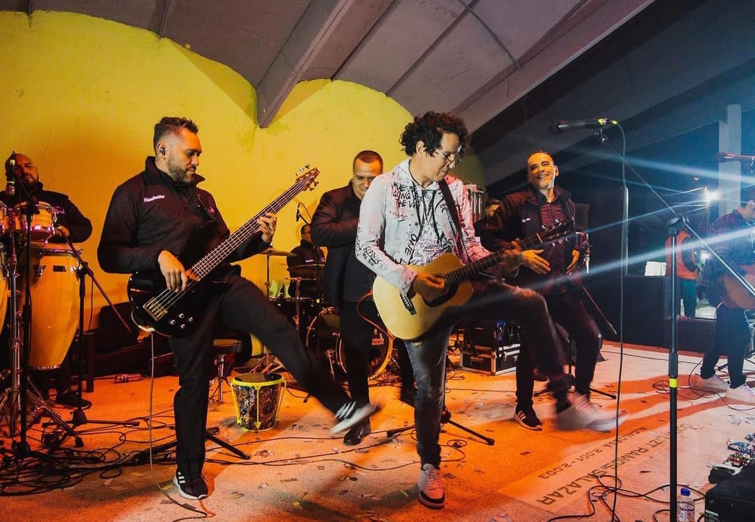 La canción que le rinde tributo a los feos 1 La canción que le rinde tributo a los feos La Banda Parranda, junto a los Amores de María, traen una jocosa canción con lo mejor de la tropicarranga.