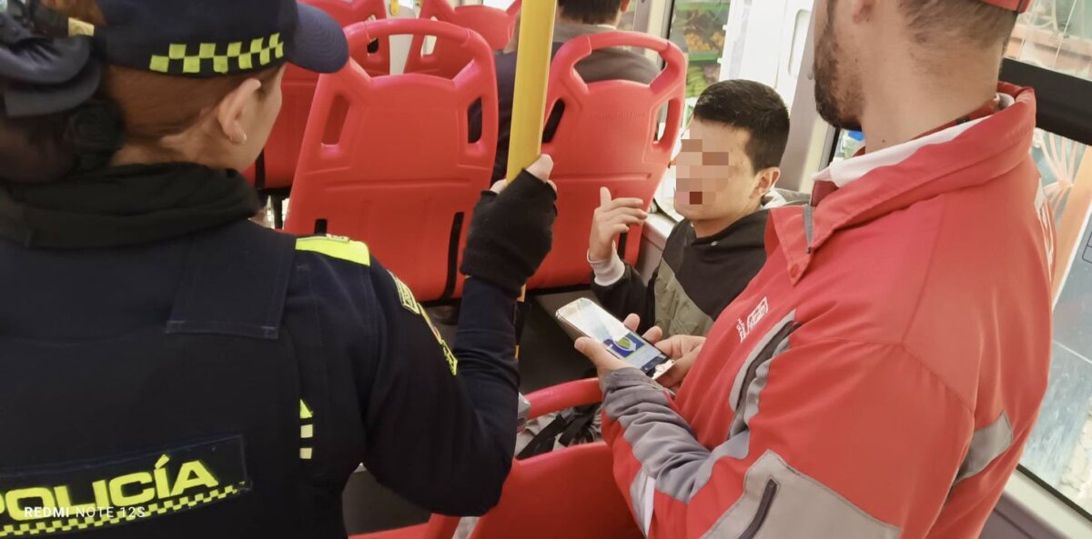 La multa que tendría asumir por hacerse el dormido en TransMilenio y no ceder la silla ¿Le ha pasado que se sube un adulto mayor o una mujer embarazada a un TransMilenio o Sitp y, casi que de inmediato, las personas que van sentadas se hacen las dormidas para no ceder la silla? Pues esto dejará de ser una excusa debido a que quienes no cedan la silla, se tendrán que acoger a una multa.