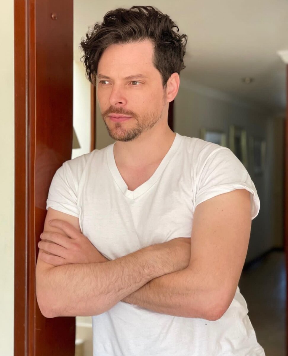La razón por la que Julián Trujillo no se baña en 'La Casa de los Famosos' A muchos se les hizo extraño que al actor no se le viera bañándose seguidamente.