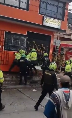 La verdad sobre polémico video de supuestos ladrones borrachos Aunque en principio se conoció que se trataba de ladrones, las autoridades confirmaron que eran personas en estado de embriaguez que se encontraban en el establecimiento.