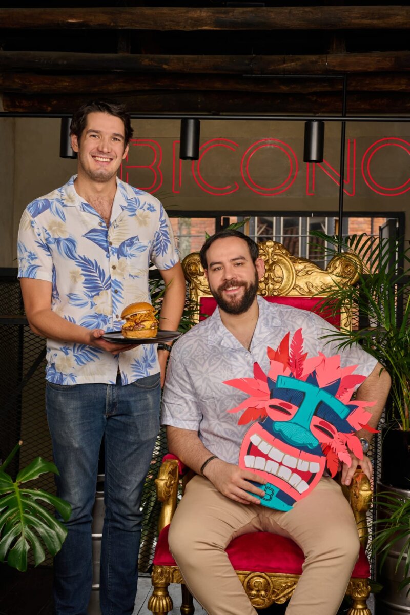 'King Kahuna' una hamburguesa imperdible en el Burger Máster Bícono busca conquistar los paladares con su innovadora propuesta inspirada en la cultura hawaiana: la hamburguesa 'King Kahuna'.