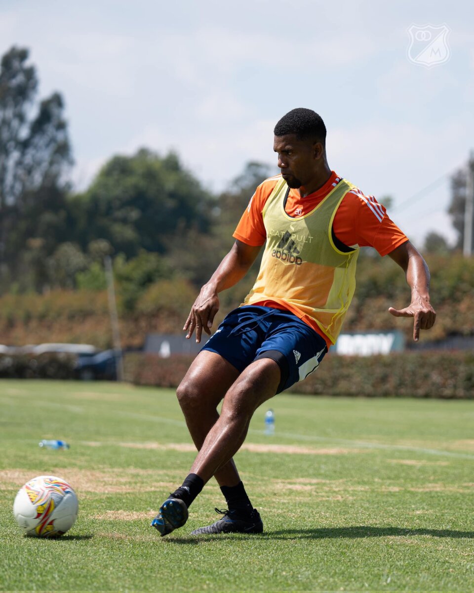Millonarios viajó con 23 jugadores a Chile con el objetivo de ganar en Copa Libertadores Dejando prácticamente sellada su clasificación a las finales de la Liga, Millonarios cambió la página y vuelve al modo Copa Libertadores. El conjunto capitalino viajó a Chile, pues el jueves (7:00 p. m.) se medirá en ese país contra Palestino de Chile.