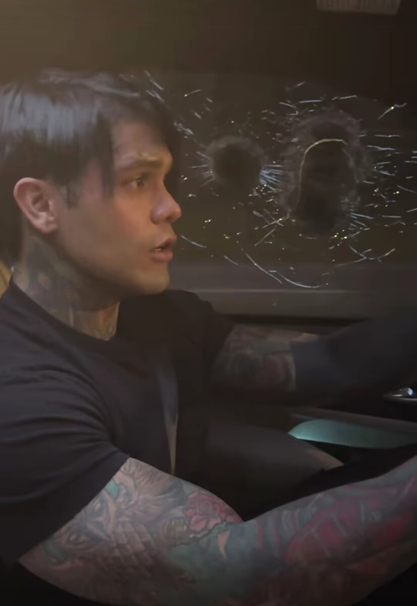 "Me disculpo": Yeferson Cossio desmiente supuesto ataque a bala Luego de mostrar un polemico video en donde daba a entender que había sufrido un supuesto atentado, el influenciador Yeferson Cossio aclaró la situación y pidió disculpas por el "malentendido".